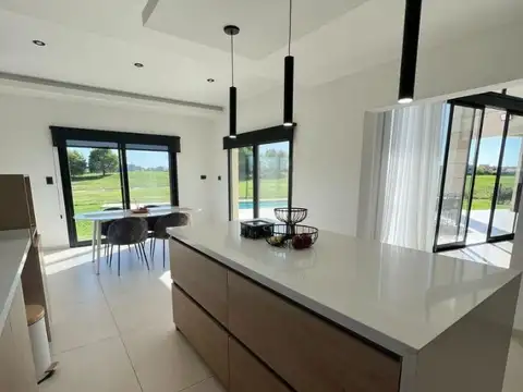 Hermosa Casa En Venta En El Canton Golf
