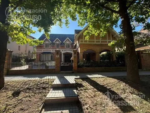 Casa en Venta con 2 cocheras