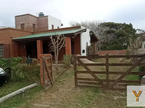 Casa en venta - 4 Dormitorios 2 Baños - Las Toninas