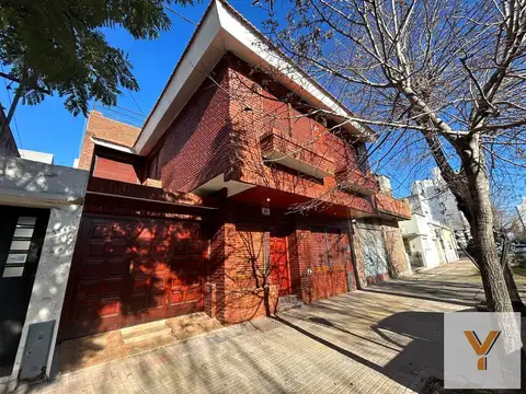 Casa en venta - 5 Dormitorios 5 Baños - Cocheras - 400Mts2 - La Plata