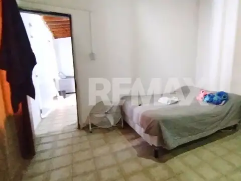 EN VENTA CASA + 2 DEPTOS CINCO SALTOS