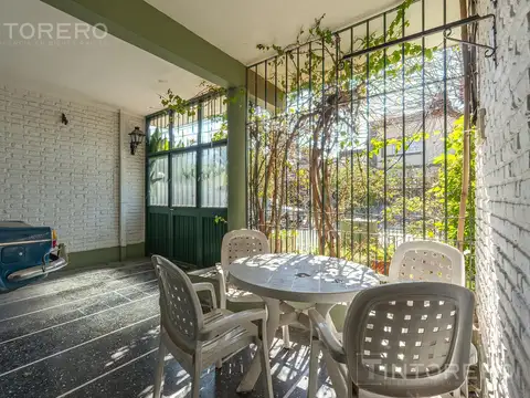 Casa en venta de 5 ambientes con parque y pileta en Padua.