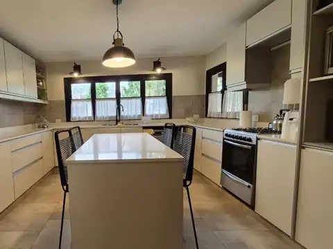 Casa en Venta con 2 cocheras