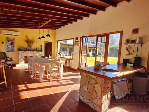 Casa en Venta con 3 cocheras