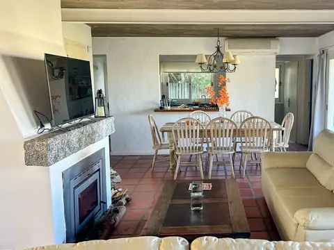 Casa 5 ambientes con 4 baños