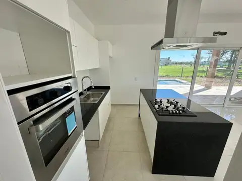 Casa 4 ambientes con 3 baños
