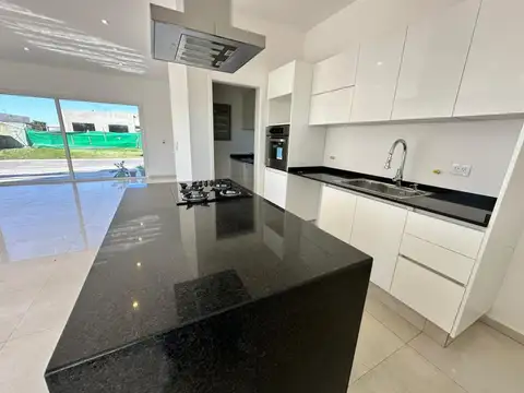 Casa en Alquiler en San Simón, USD 1.400