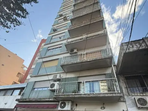 AMPLIO 3 AMBIENTES AL FRENTE SOBRE AV. MITRE EXC. ESTADO