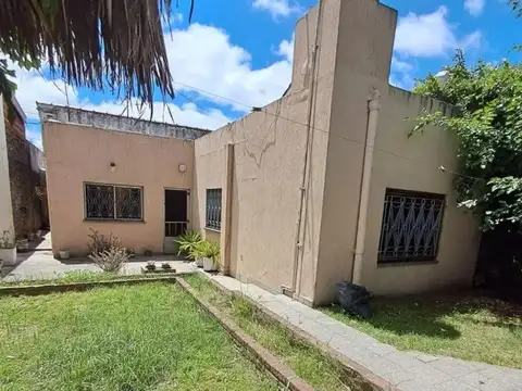 Casa de 3 amb. con cochera mas Dpto. interno con jardín.