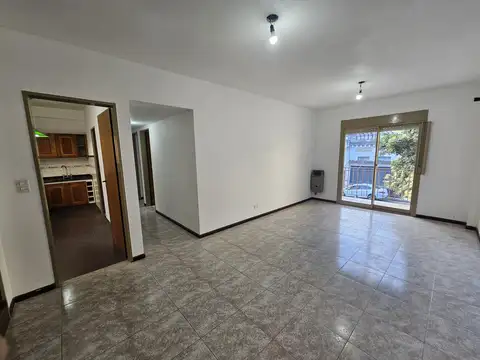 Departamento de 3 Ambientes con Balcón en Alquiler. Caballito