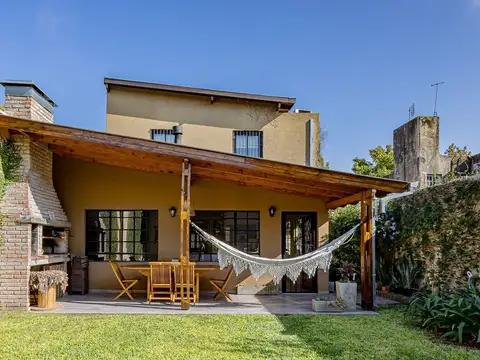 Casa en Venta con 2 cocheras