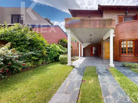 CASA EN VENTA EN CITY BELL CON 3 DORMITORIOS, PARQUE Y GALERIA