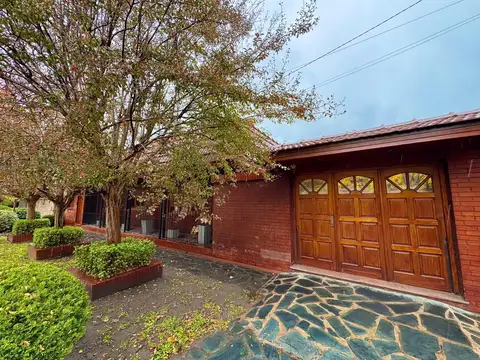 Casa 8 ambientes con 2 baños