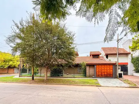 CASA EN VENTA GONNET 4 DORMITORIOS CON PILETA