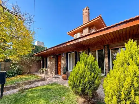 Casa en Venta con 2 cocheras