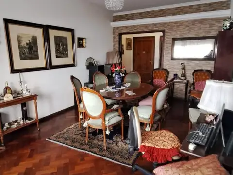 VENDE DEPTO 4 AMBIENTES AL FRENTE CON PATIO, LAVADERO, COCINA SEPARADA