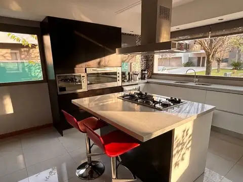 Casa 6 ambientes en barrio cerrado Terravista