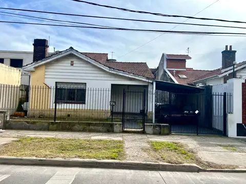 Martínez: Chalet a Reciclar en 2 Plantas Sobre Lote de 13,2x26. 3 Dorm., Gran Jardín. 3 Baños.