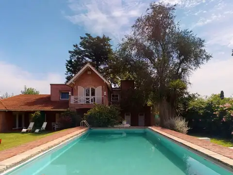 Casa venta Manuel B Gonnet con pileta