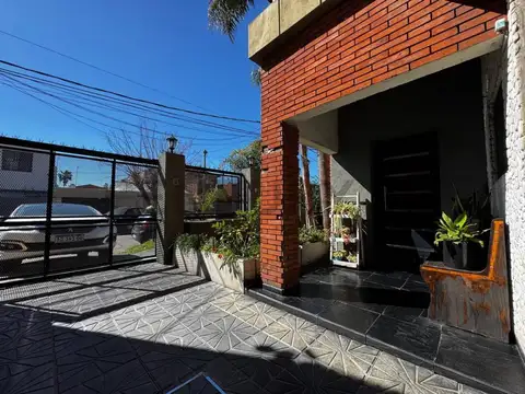 VENTA CASA MULTIFAMILIAR 5 AMBIENTES LOMA HERMOSA PATIO QUINCHO