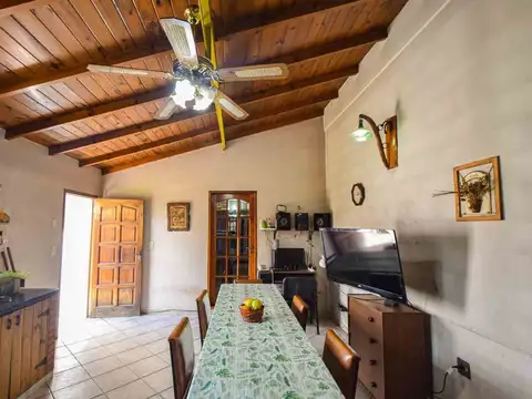 Casa 8 ambientes con 2 baños
