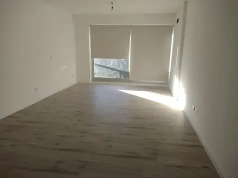 A ESTRENAR MONO AL FRENTE CON BALCON, sobre avenida