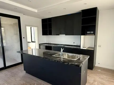 Casa en Venta con 3 cocheras
