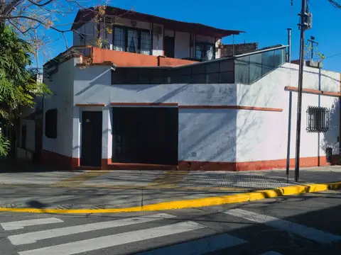 Casa en esquina con garage