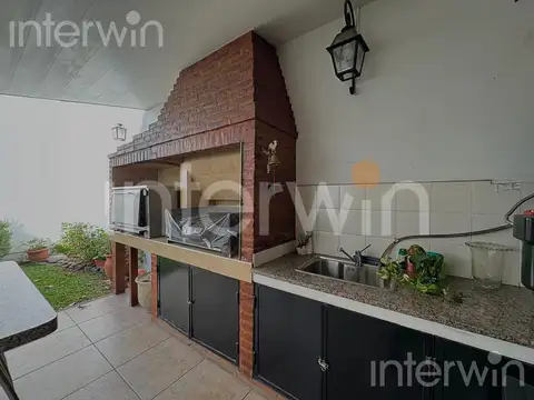 Casa 8 ambientes con 2 baños