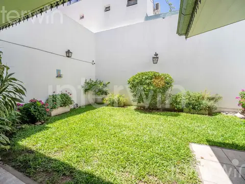 Casa 8 ambientes con 2 baños