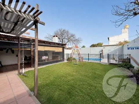 Casa en Venta con 2 cocheras