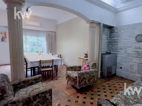 Casa en primer piso por escalera, 2 dormitorios, 1 baño y dependencia completa.