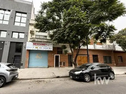 Casa en primer piso por escalera, 2 dormitorios, 1 baño y dependencia completa.