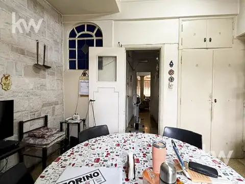 Casa en primer piso por escalera, 2 dormitorios, 1 baño y dependencia completa.
