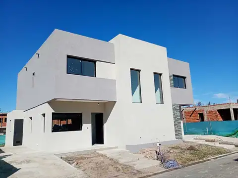 Casa en Venta en Pilar, USD 180.000