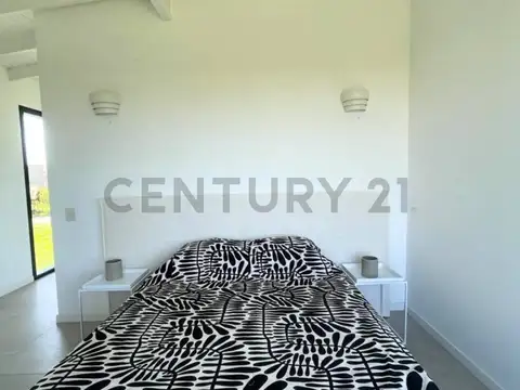 Casa en Alquiler con 2 cocheras