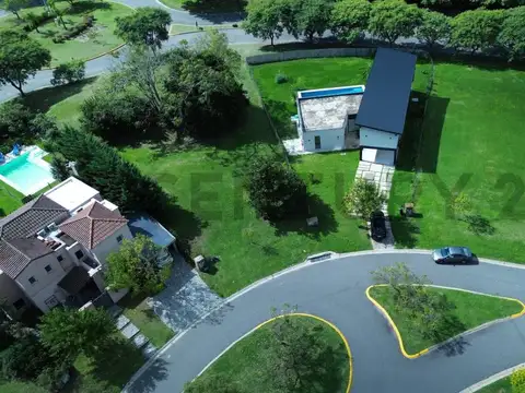 Casa en Alquiler con 2 cocheras