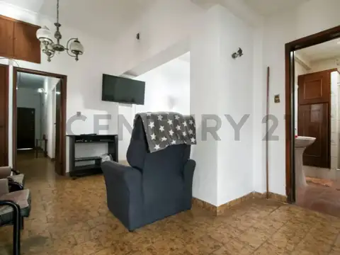 Casa en venta en La Plata con DEPTO INTERNO, PATIO y COCHERA.