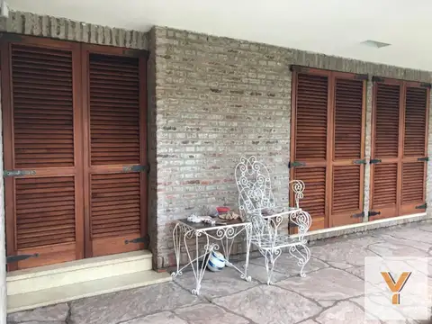 Casa 8 ambientes con 2 baños