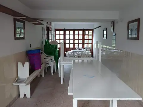 Casa 8 ambientes con 2 baños