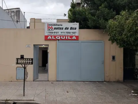 ALQUILER -  CASEROS - CASA 4 AMBIENTES CON DOBLE PATIO, TERRAZA Y COCHERA DESCUBIERTA.