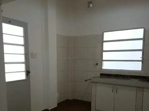 ALQUILER -  CASEROS - CASA 4 AMBIENTES CON DOBLE PATIO, TERRAZA Y COCHERA DESCUBIERTA.