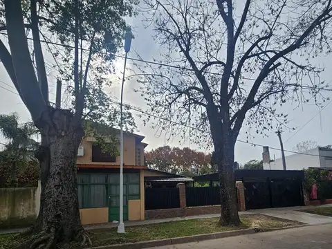 J.M. Estarda  al 400 Grad. Baigorria , metros rio, terreno, 3 dormitorios, 2 cocheras