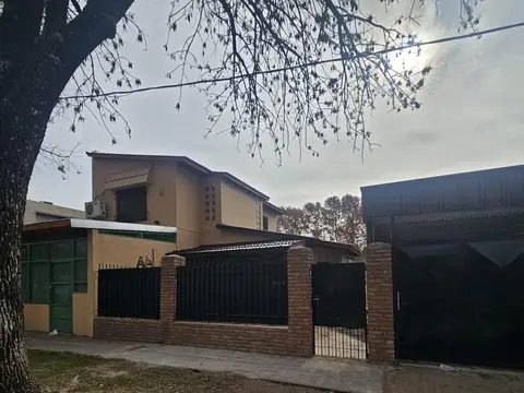 CasaJ.M. Estarda  al 400 Grad. Baigorria , metros rio, terreno, 3 dormitorios, 2 cocheras