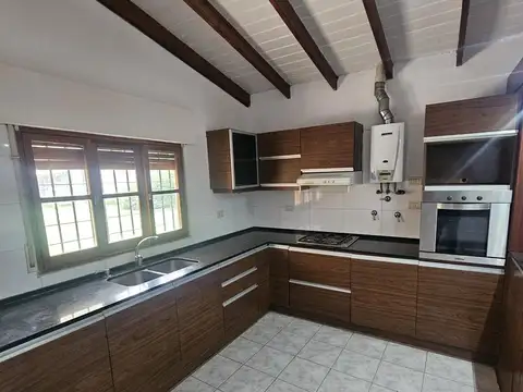 Casa en Alquiler con 2 cocheras
