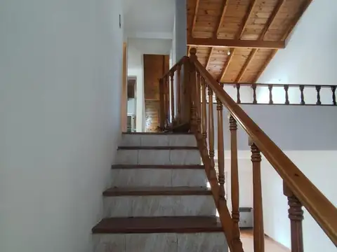 chalet fondo , garage y quincho