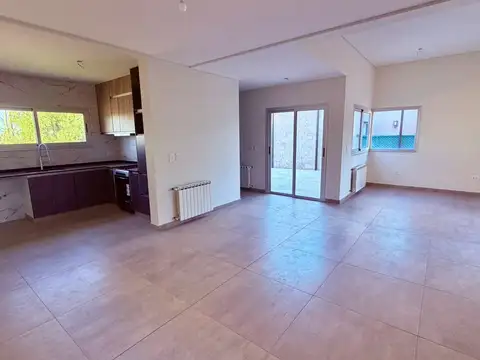 Casa 4 ambientes con 3 baños