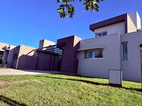 Casa 4 ambientes con 3 baños
