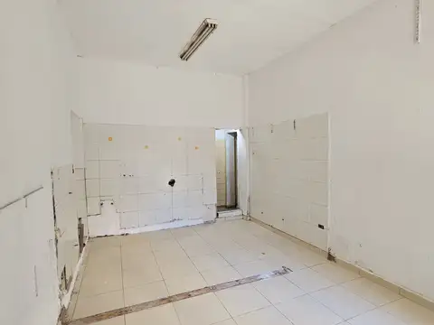 Local de 3,50 de frente x 5,50 de fondo + baño y ante baño  Sin expensas 