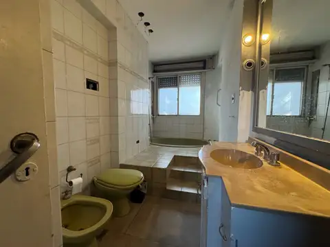 Casa y departamento tres dormitorios cochera en Barrio Lourdes